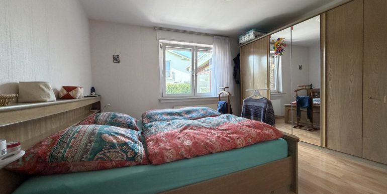 Elternzimmer mit Blick in den Garten