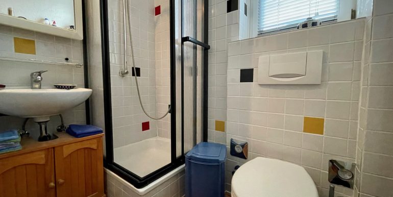 Bad mit Dusche (EG)