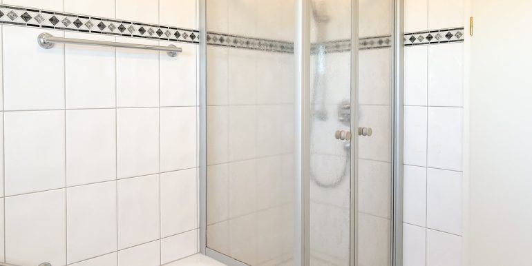 Badezimmer mit Dusche und Wanne