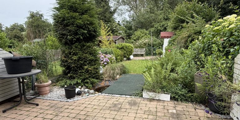 Terrasse mit Blick in den Garten