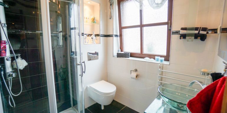 Gäste-WC mit Dusche