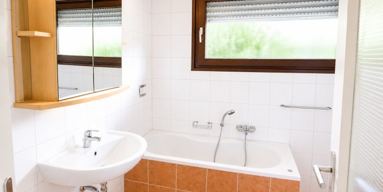 Dusche und Badewanne