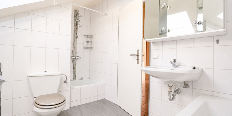 Tageslichtbad mit Dusche und Badewanne im DG