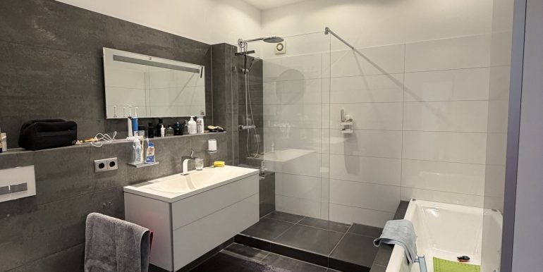 Modernes Badezimmer