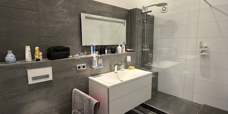 ..mit Dusche und Badewanne