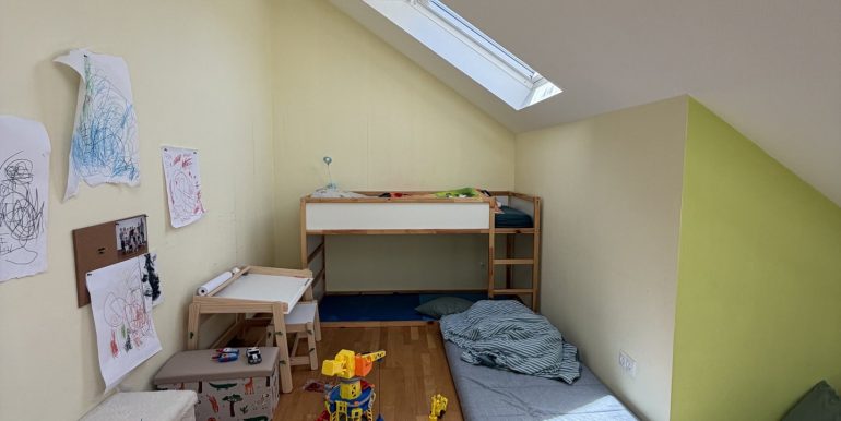 Geräumiges Kinderzimmer