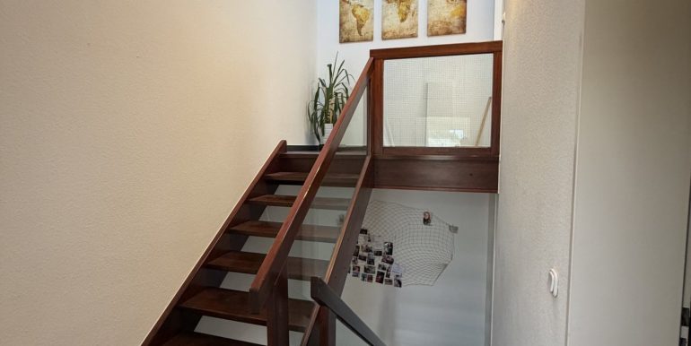 Holztreppe zum Dachgeschoss