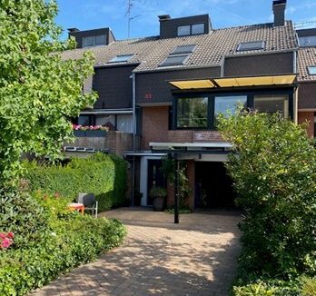 Frontansicht mit Carport