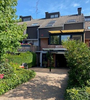 Frontansicht mit Carport