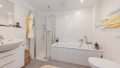 Badezimmer mit Dusche und Wanne
