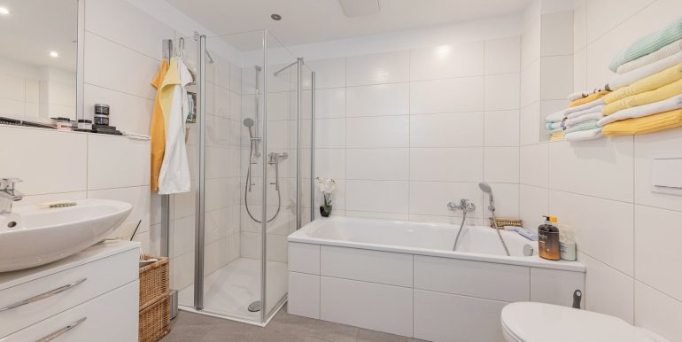 Badezimmer mit Dusche und Wanne