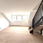 Wohnzimmer mit Treppe