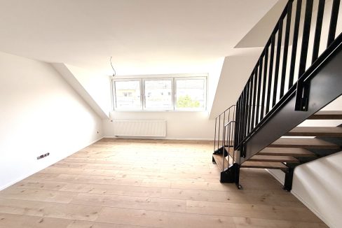 Wohnzimmer mit Treppe