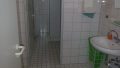 Getrennte Damen und Herren WC Anlagen mit Tageslicht