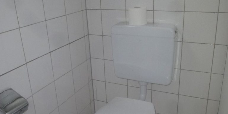 Getrennte Damen und Herren WC Anlagen mit Tageslicht
