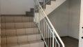 gepflegtes Treppenhaus Zugang zur Mietfläche