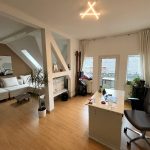 Wohnzimmer mit Zugang zum Balkon
