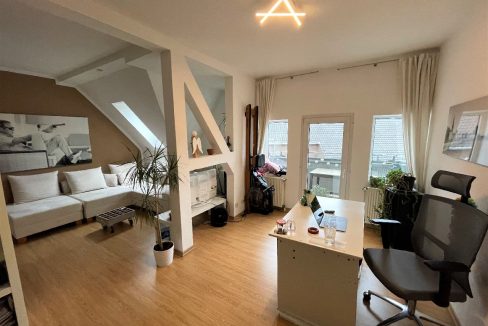 Wohnzimmer mit Zugang zum Balkon