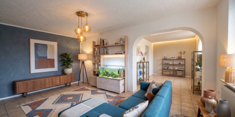Wohnzimmer Vorderhaus KI generiert