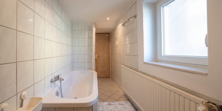 Badezimmer Vorderhaus KI generiert