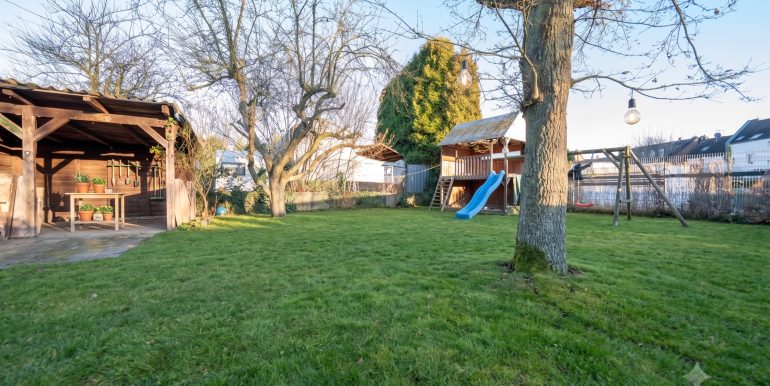 Garten Vorderhaus KI generiert
