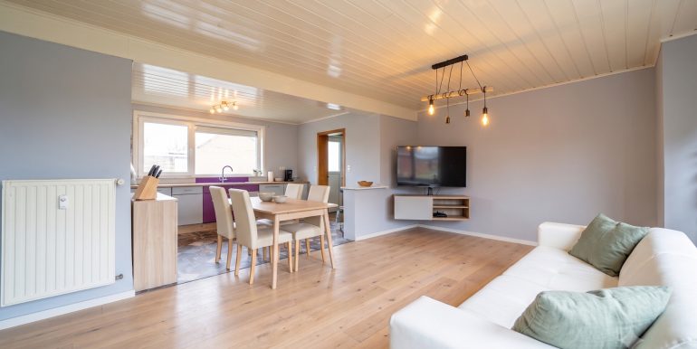 Wohnzimmer Hinterhaus KI generiert