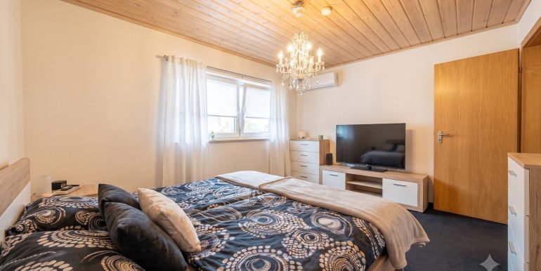 Elternschlafzimmer Hinterhaus KI generiert