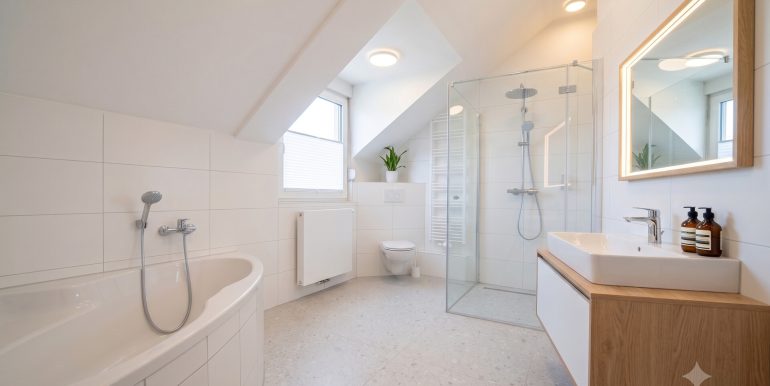 Badezimmer Hinterhaus KI generiert