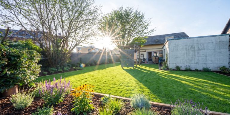 Garten Hinterhaus KI generiert