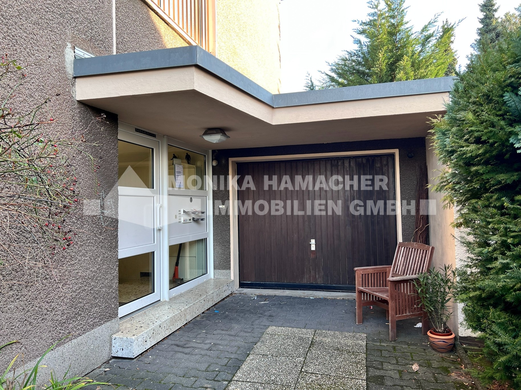 Eingang und Garage 48