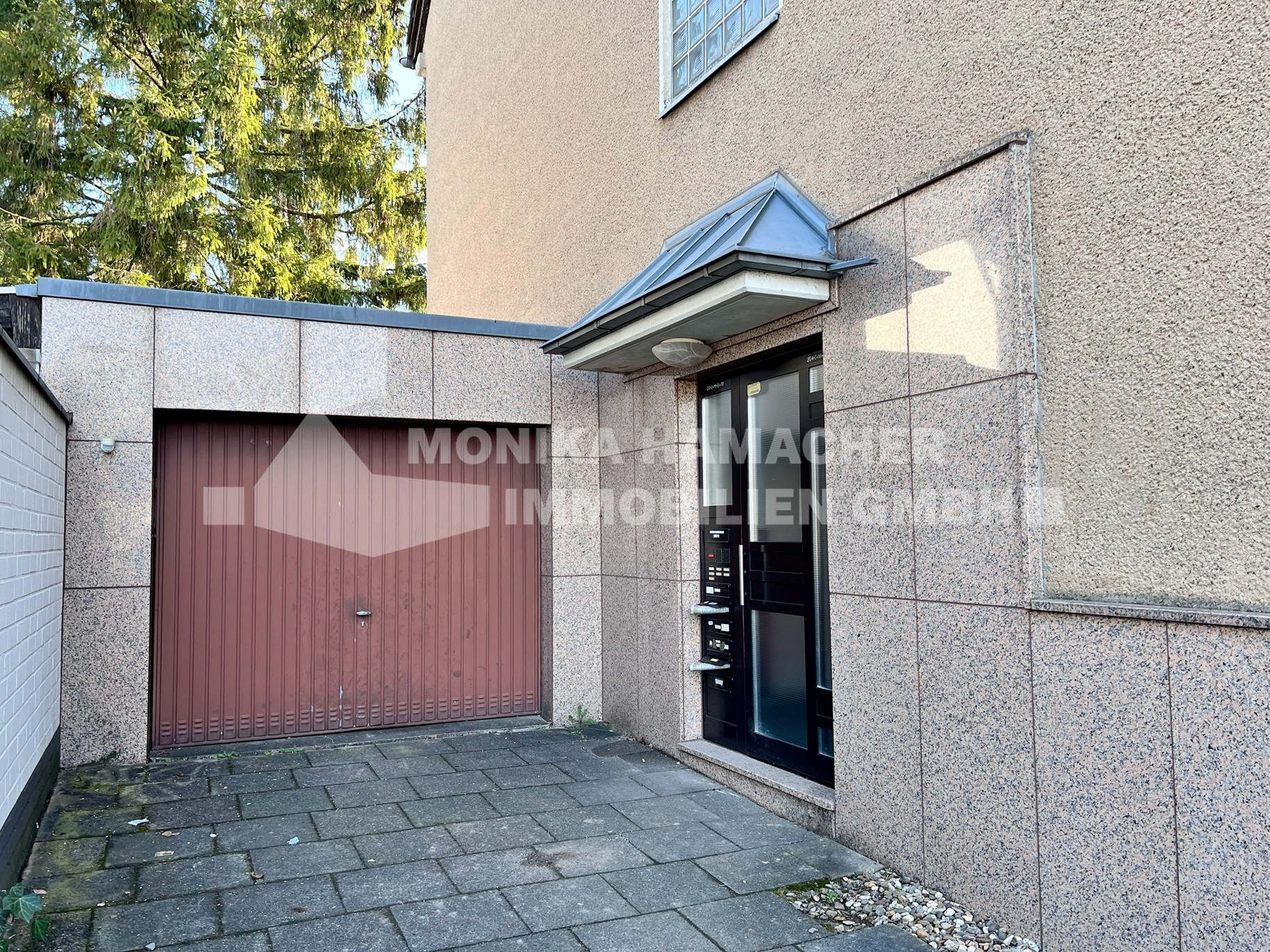 Eingang und Garage 50