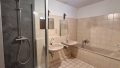 Badezimmer mit Wanne und Dusche