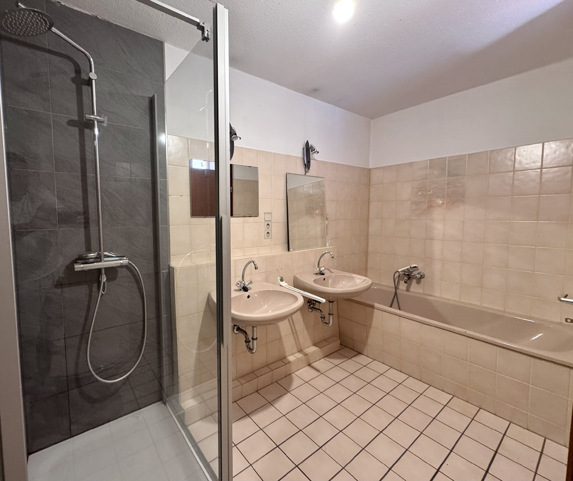Badezimmer mit Wanne und Dusche