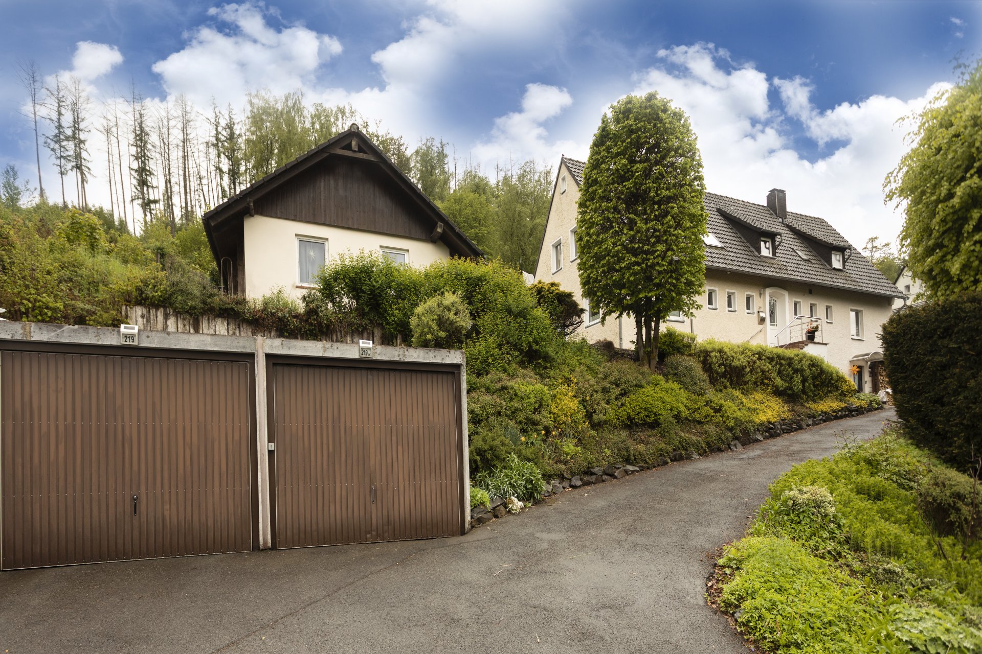 Ansicht mit Garagen und Tiny House