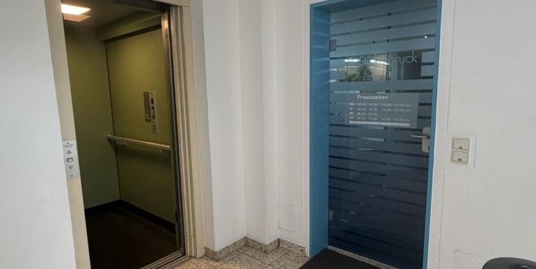 Aufzug und Praxiseingang