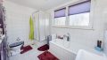 Tageslichtbad mit Dusche und Wanne