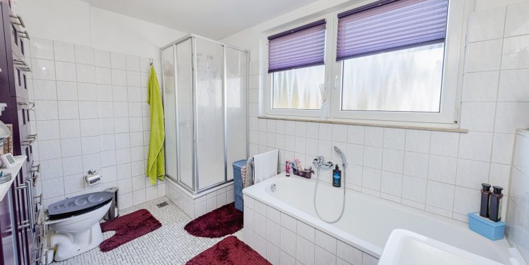 Tageslichtbad mit Dusche und Wanne