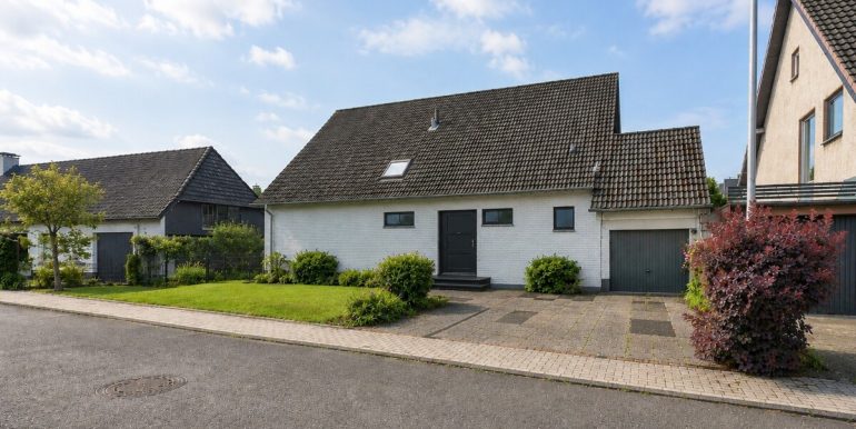 Haus-Frontansicht, KI-generiert