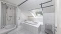 Familienbad mit Wanne, Dusche und Fenster