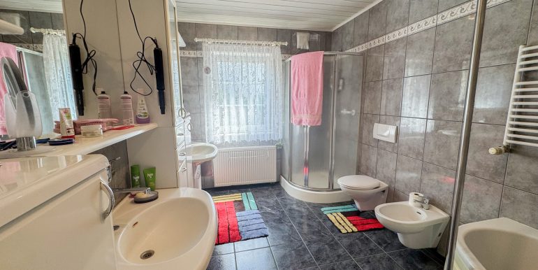 Tageslichtbad mit Wanne und Dusche EG