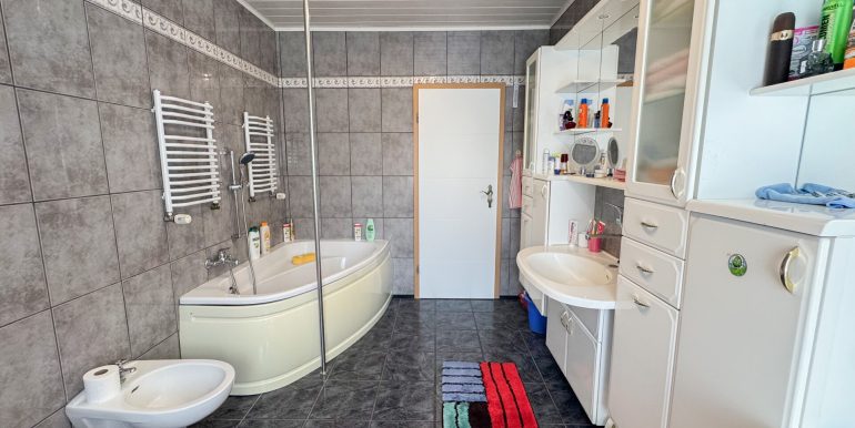Tageslichtbad mit Wanne und Dusche