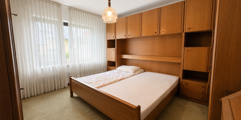 Schlafzimmer ( EG )
