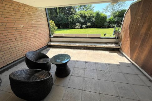 Terrasse mit Blick zum Garten
