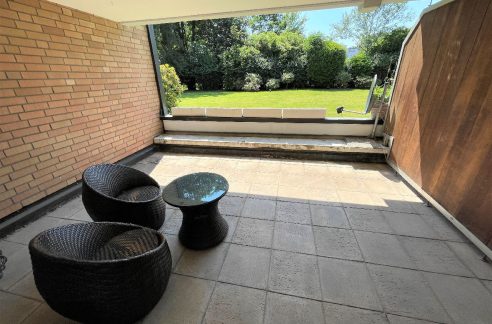 Terrasse mit Blick zum Garten