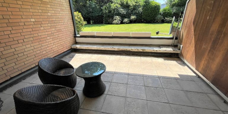 Terrasse mit Blick zum Garten