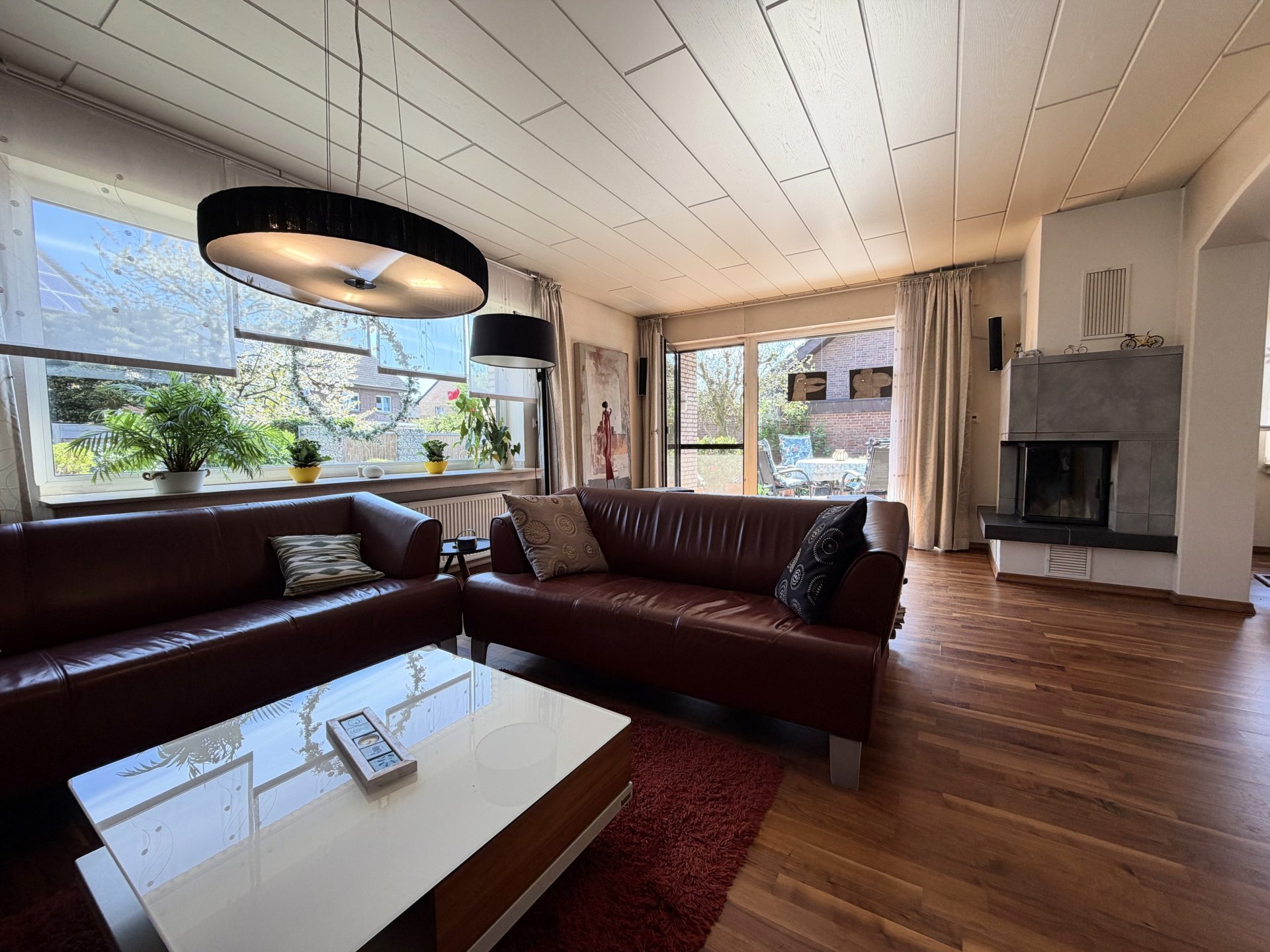 Wohnzimmer mit Terrassenaustritt