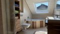 Badezimmer mit Dachflächenfenster
