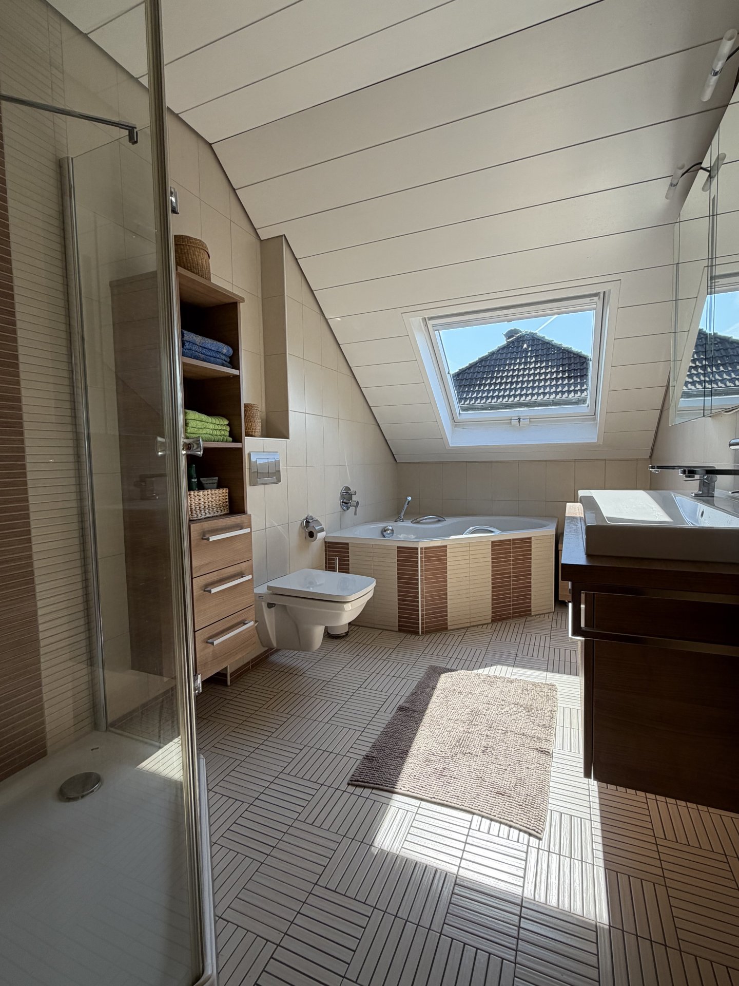 Badezimmer mit Dachflächenfenster