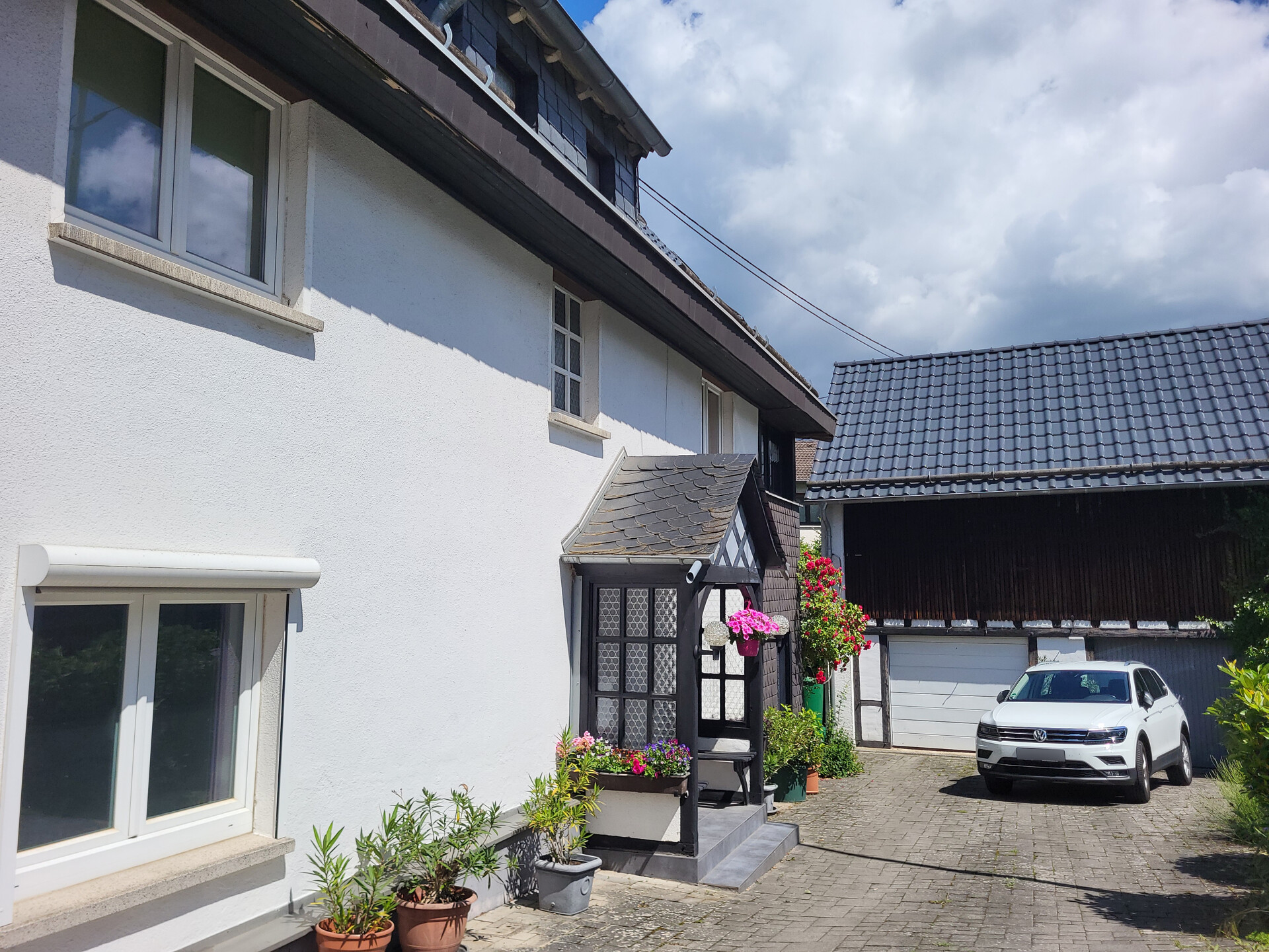 Innenhof mit Doppelgarage