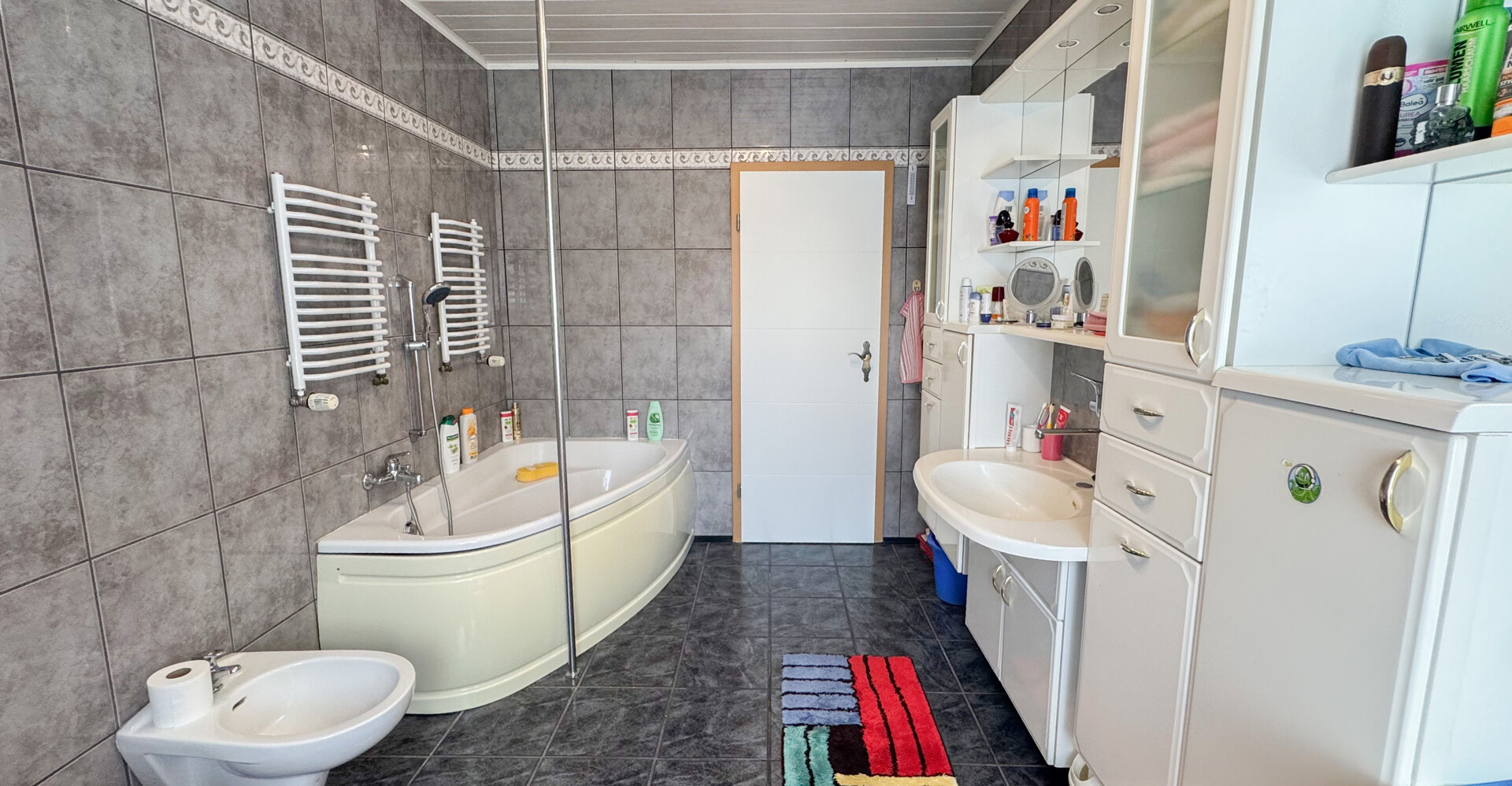 Tageslichtbad mit Wanne und Dusche